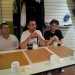 Alcuni giocatori attendono l'inizio del torneo davanti alle rispettive goban